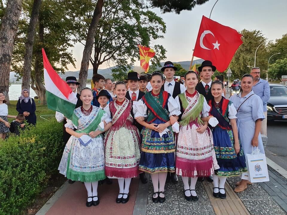 Group photo of dancers from Iznik